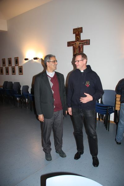 Foto: Pater Georges Aboud (links) mit Pfarrer Thomas Maleja im Pfarrheim in Flieden
